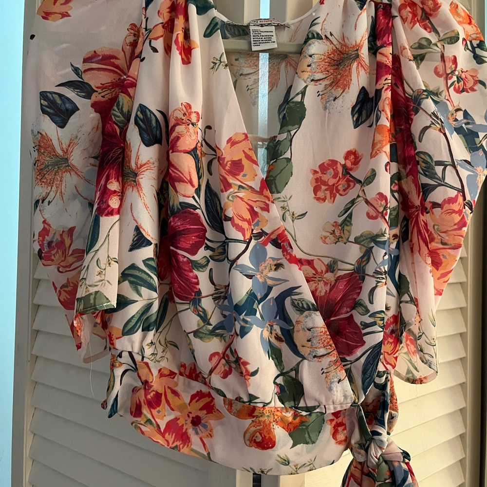 Flowery crop top with tie